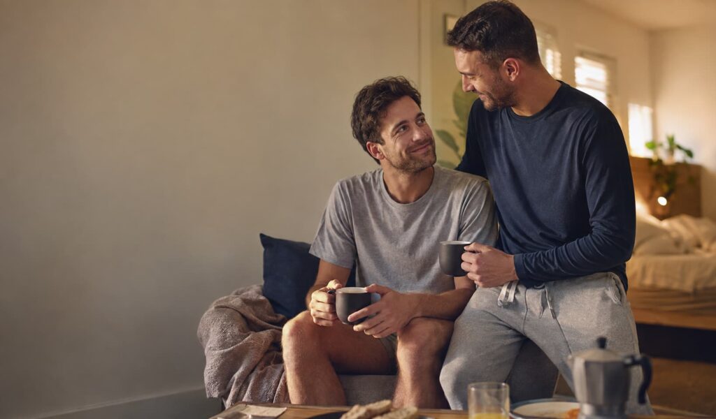 Deux hommes prennent le petit déjeuner ensemble